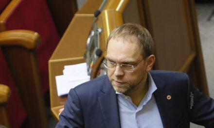 “Ми не “розхитуємо човен” – ми не даємо владі красти!” (Інтерв’ю з Сергієм Власенко у “Високому Замку”)