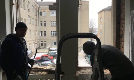 За сприяння партійців Дрогобича у місцевій лікарні встановили нові вікна