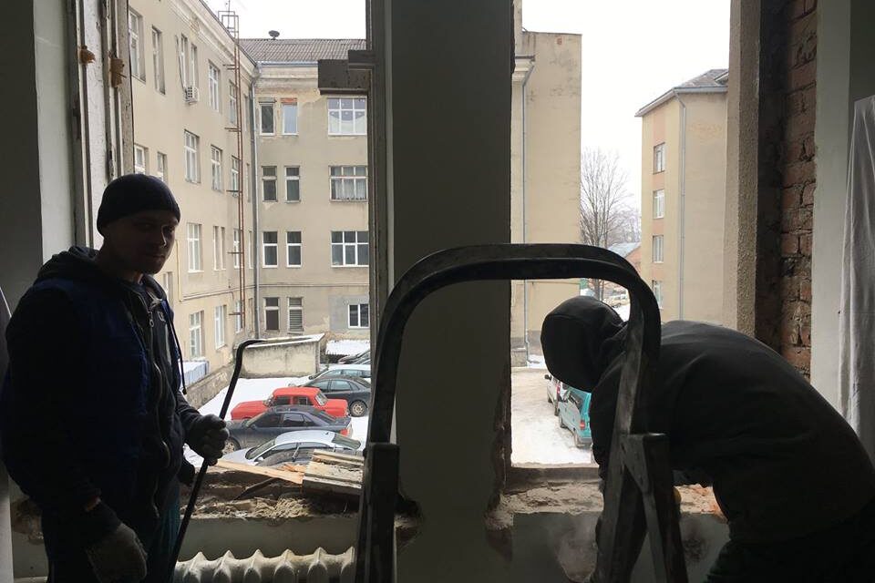 За сприяння партійців Дрогобича у місцевій лікарні встановили нові вікна