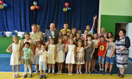 Випускники дитбудинку у Корналовичах отримали допомогу для майбутнього навчання