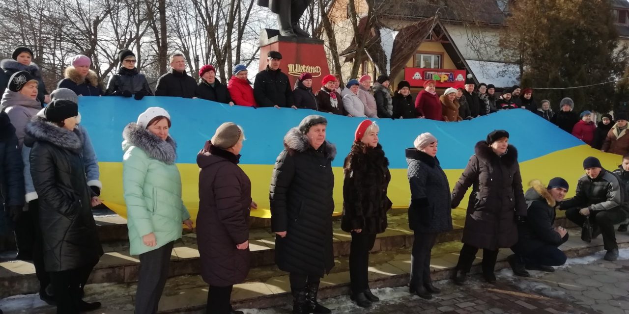 ТУРКІВСЬКІ “БАТЬКІВЩИНІВЦІ” ВІДЗНАЧИЛИ РІЧНИЦЮ СОБОРНОСТІ БІЛЯ ПАМ’ЯТНИКІВ ШЕВЧЕНКУ І БАНДЕРІ