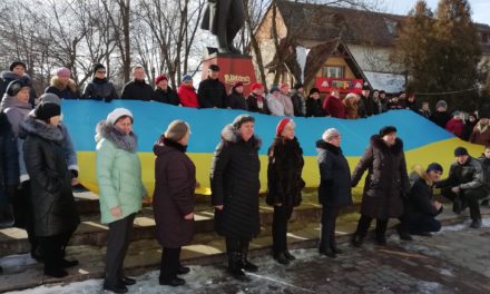 ТУРКІВСЬКІ “БАТЬКІВЩИНІВЦІ” ВІДЗНАЧИЛИ РІЧНИЦЮ СОБОРНОСТІ БІЛЯ ПАМ’ЯТНИКІВ ШЕВЧЕНКУ І БАНДЕРІ