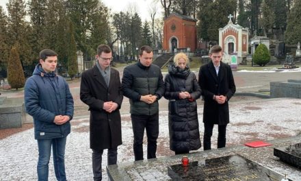 “БАТЬКІВЩИНА МОЛОДА” У ЛЬВОВІ ВШАНУВАЛА ПОДВИГ ГЕРОЇВ КРУТ