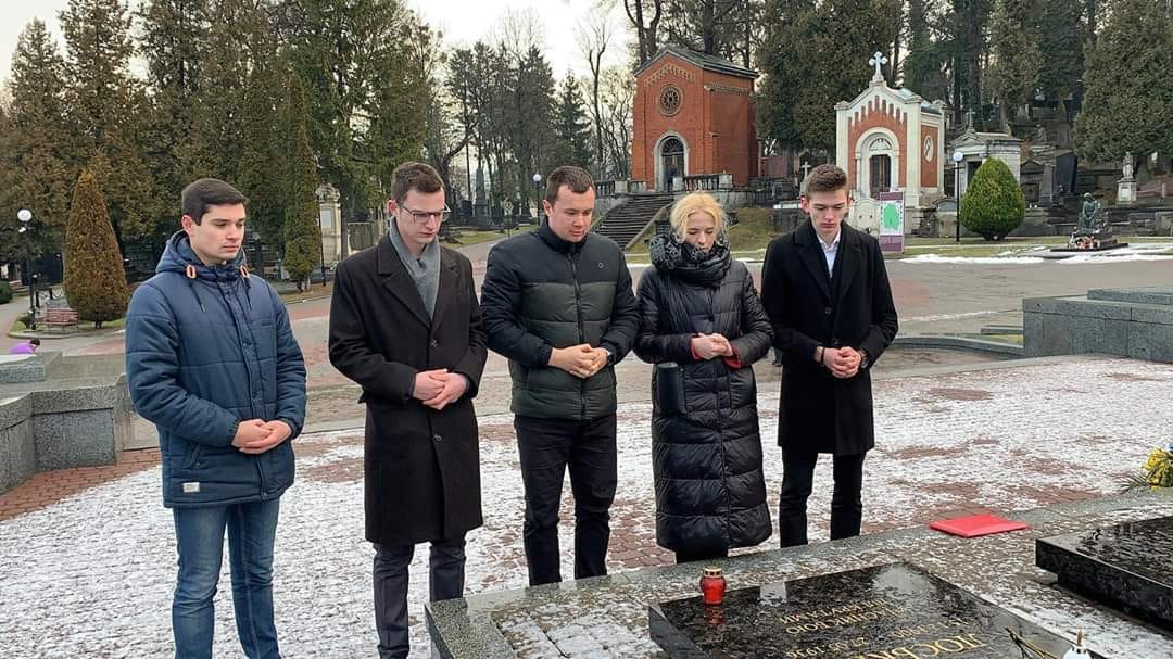 “БАТЬКІВЩИНА МОЛОДА” У ЛЬВОВІ ВШАНУВАЛА ПОДВИГ ГЕРОЇВ КРУТ