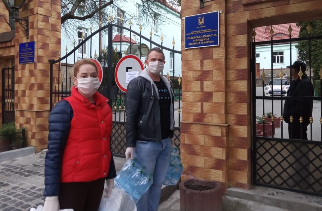 «Батьківщинівці» Львова передали захисні костюми місцевій інфекційній лікарні