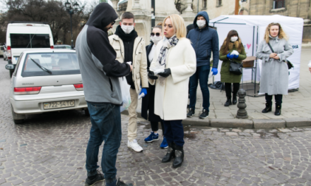 Львів’янам роздавали медичні маски та буклети про коронавірус