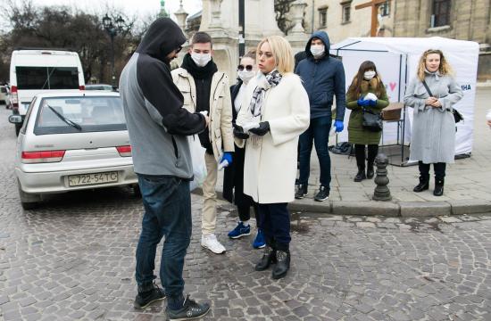 Львів’янам роздавали медичні маски та буклети про коронавірус