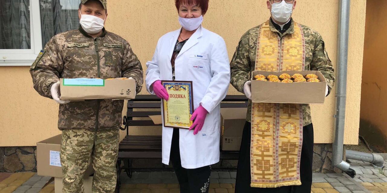 У СТРИЮ ДЕПУТАТ ВІД “БАТЬКІВЩИНИ” ПЕРЕДАЛА ПАСКИ ДЛЯ ВІЙСЬКОВИХ