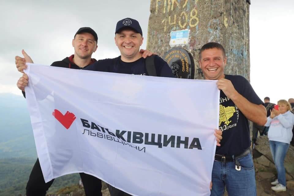 Депутати від «Батьківщини» привітали українців із Днем Незалежності із найвищої вершини Львівщини