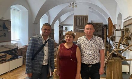 «Батьківщина» Львівщини передала книгу-біографію Климетія Шептицького до музею «Бойківщина» в Самборі