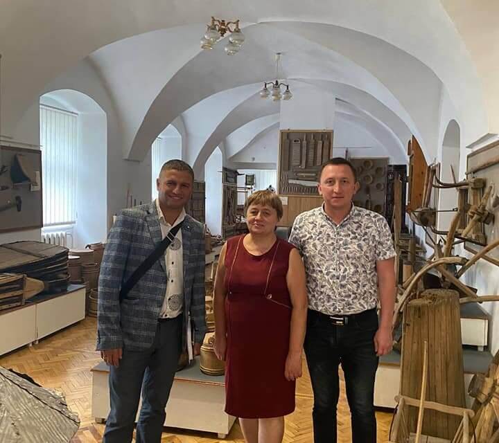 «Батьківщина» Львівщини передала книгу-біографію Климетія Шептицького до музею «Бойківщина» в Самборі