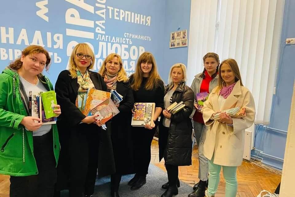 «Батьківщина» Львівського району передала зібрані книги бібліотеці