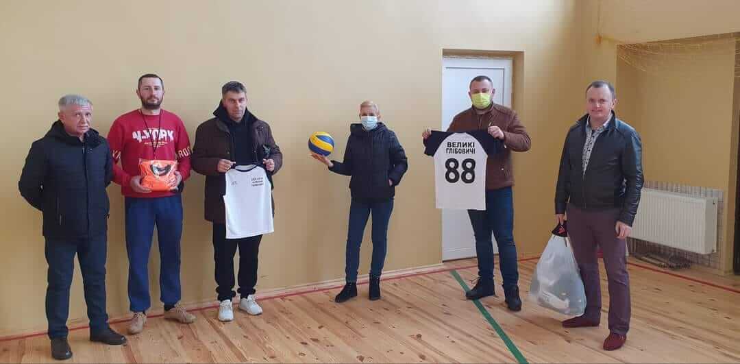 «Батьківщина» Львівського району подарувала школі спортивний інвентар
