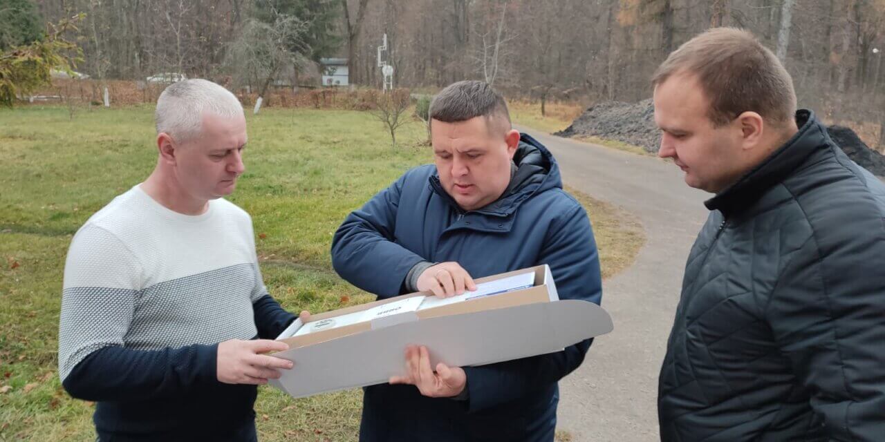 Партійці на Львівщині передали лікарні бактерицидні лампи