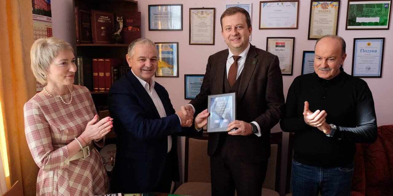 Михайло Цимбалюк передав бібліотеці книги Премії Франка