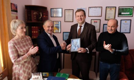 Михайло Цимбалюк передав бібліотеці книги Премії Франка