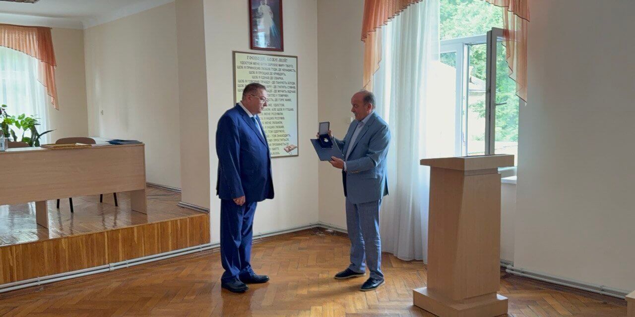 Директор Львівської інфекційної лікарні отримав Почесну грамоту Верховної Ради України