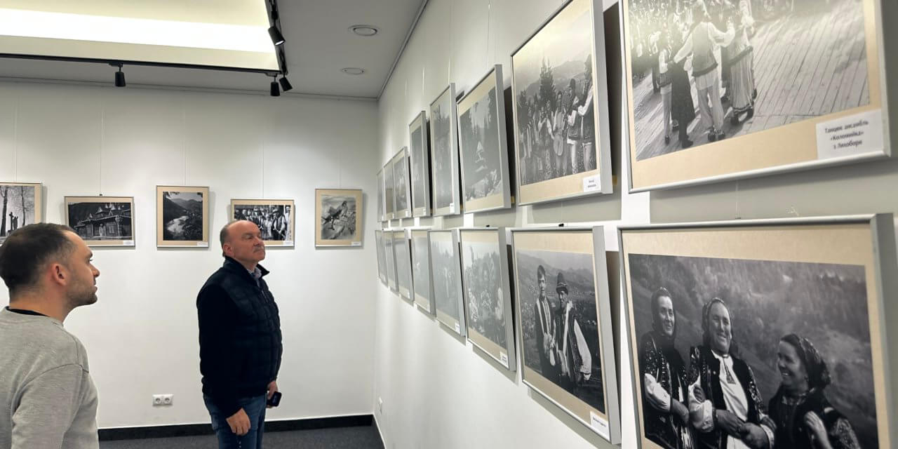 Михайло Цимбалюк відвідав фотовиставку “Там, де гори й полонини”