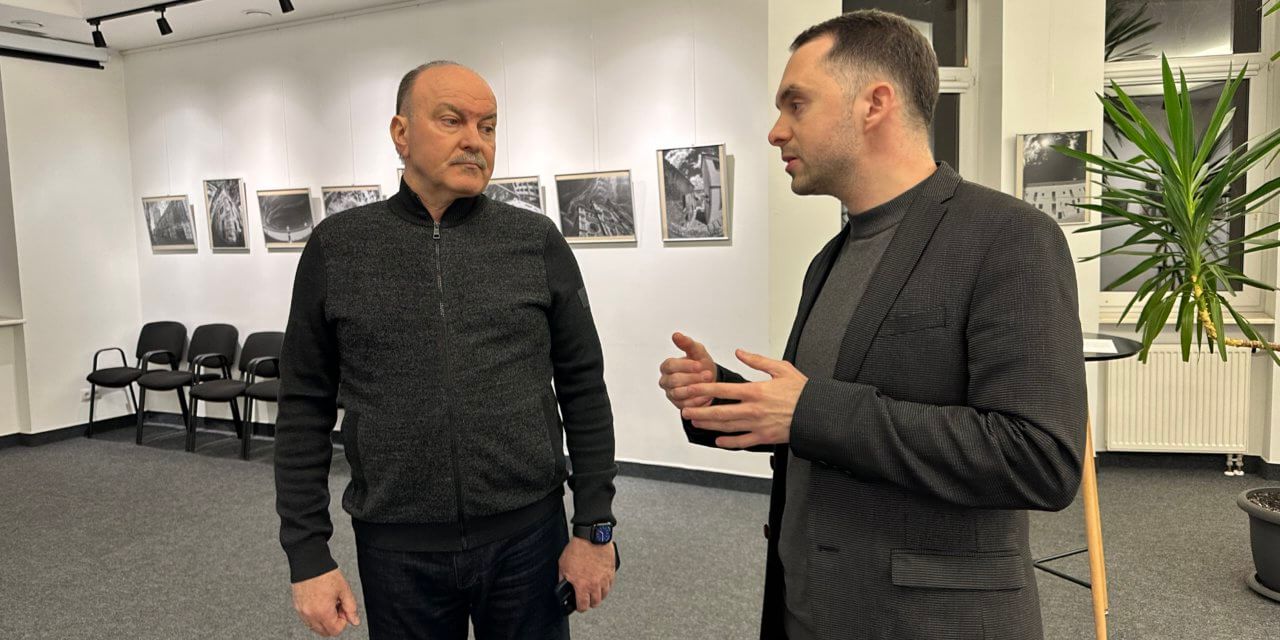 Михайло Цимбалюк відвідав фотовиставку Арсенія Глинського
