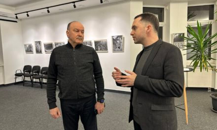 Михайло Цимбалюк відвідав фотовиставку Арсенія Глинського